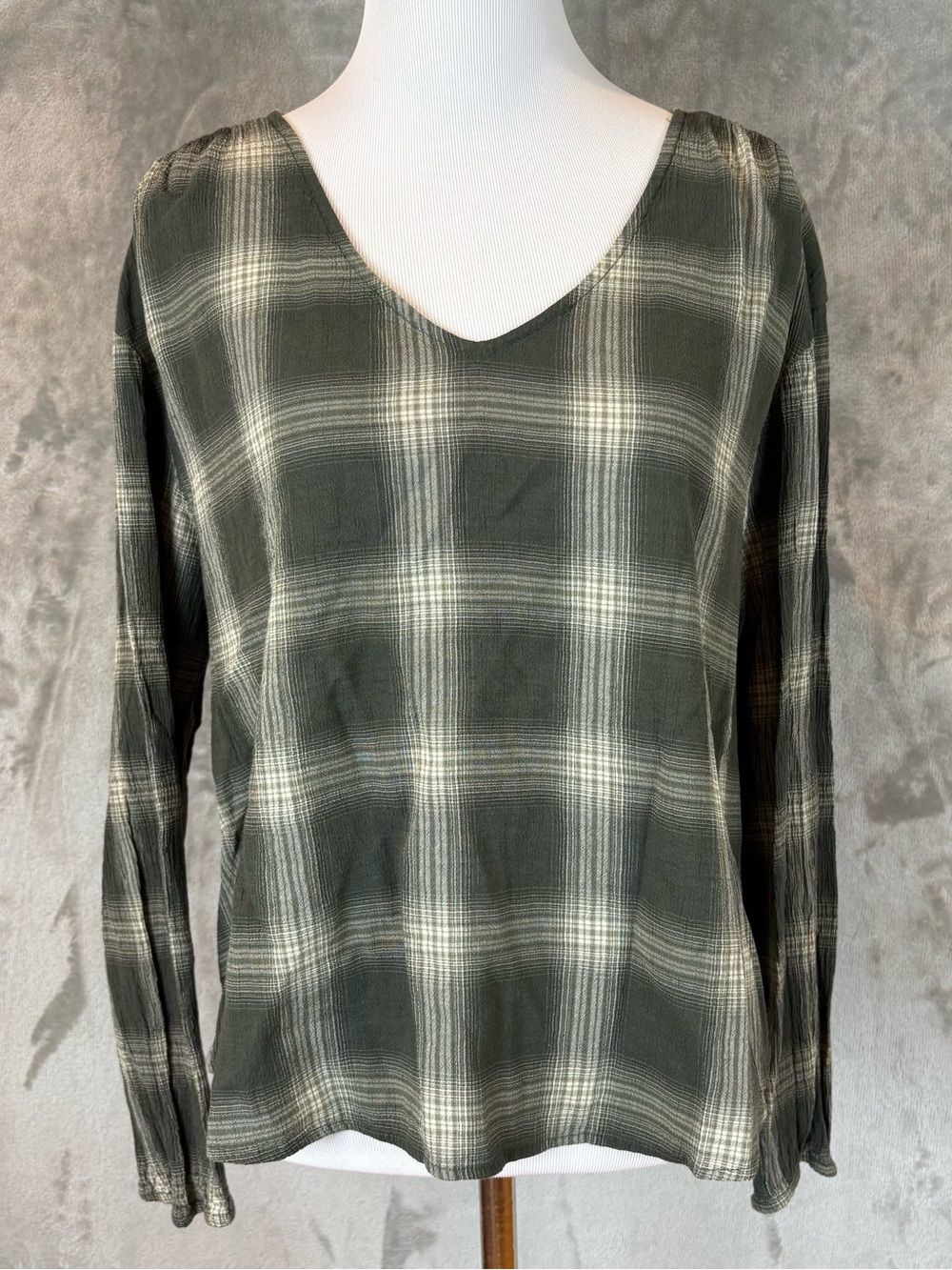 A.n.a Olive Green Plaid V-Neck Long Sleeve Top Wmn’s L